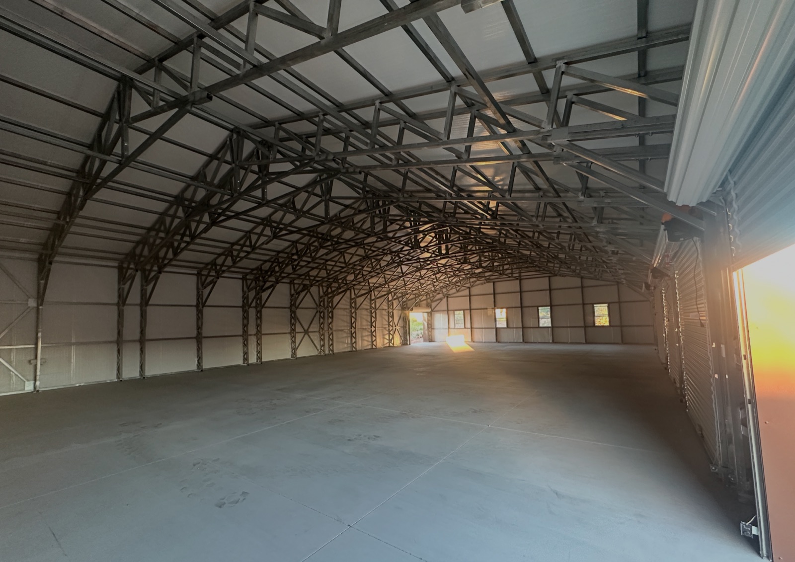 50×80×10 building with lean-to