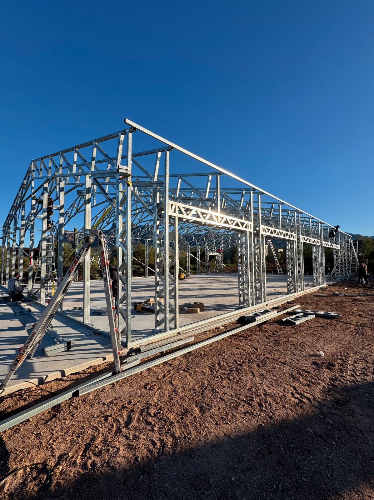 50×80×10 building with lean-to